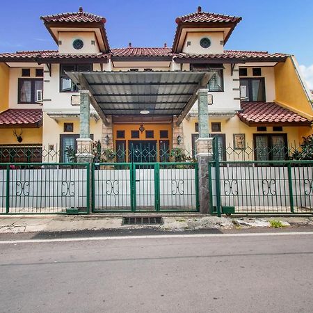 Oyo 3217 The Ts Homestay Malang Zewnętrze zdjęcie
